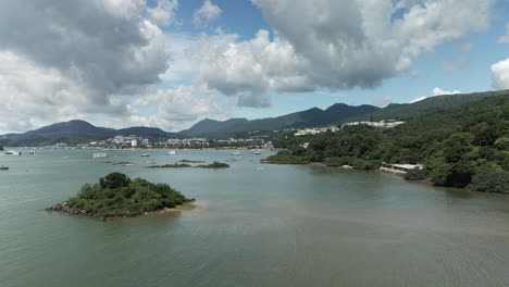 barcos en la bahía con el pueblo de sai kung en vista aérea baja, hong kong