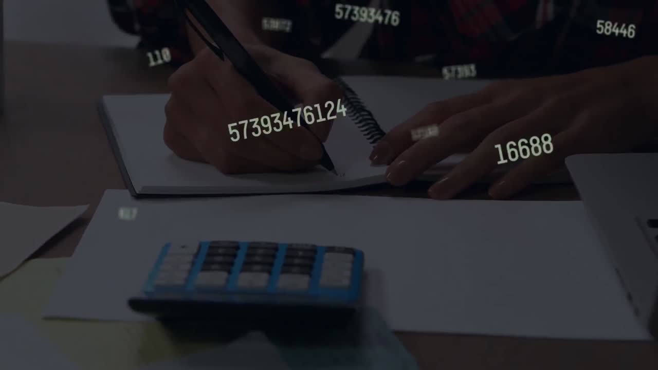 animación de números que cambian sobre la escritura del estudiante en el cuaderno