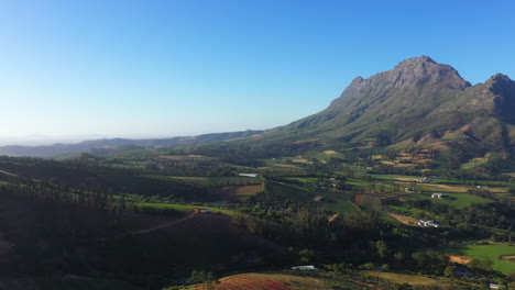 valle en stellenbosch sudáfrica, toma panorámica alta con drones