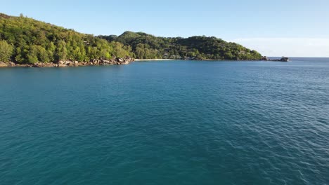 Flug-über-Eine-Kleine-Vorgelagerte-Insel-In-Richtung-Strand