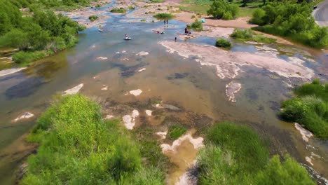 德克萨斯州伊拉诺河 (illano river) 上一个著名的地区 - -