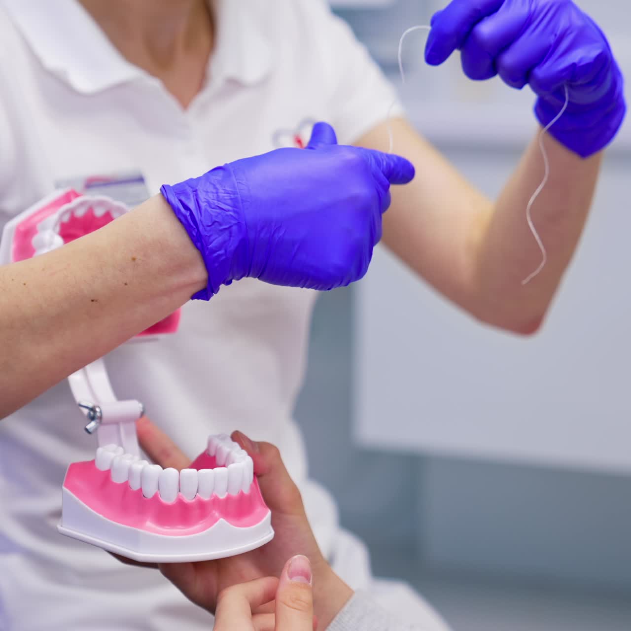 Bambino che tiene una protesi ortodontica professionale. Dentista professionista che lavora con un bambino in clinica.