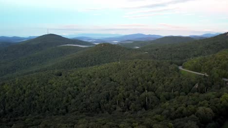 La-Avenida-Blue-Ridge-En-La-Distancia-Aérea-Desde-Abajo-Grand-Grand-Mountain-Nc