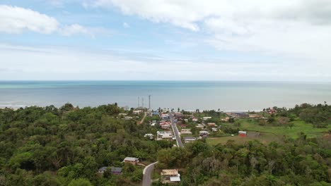 dron volando sobre un pequeño pueblo hacia el océano