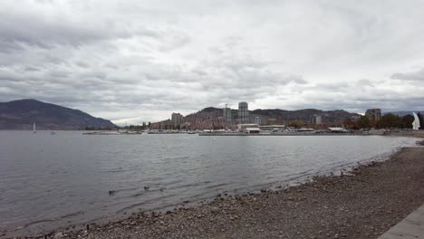 frente al mar kelowna horizonte nublado otoño