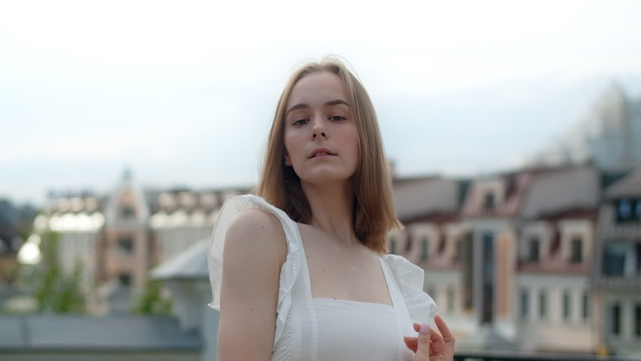 야외에서 포즈를 취하는 젊은 여성