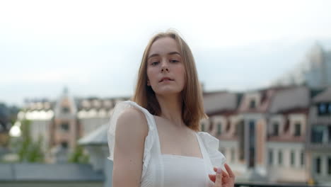 mujer joven posando al aire libre