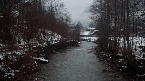 vista serena del río weisse lütschine en lauterbrunnen, suiza, capturada en un día de invierno tranquilo y nevado, que muestra la belleza etérea de la naturaleza