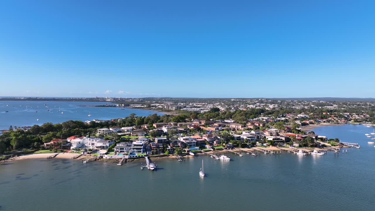 Ampia ripresa aerea di case di lusso a Taren Point nella Sutherland Shire di Sydney, Australia.