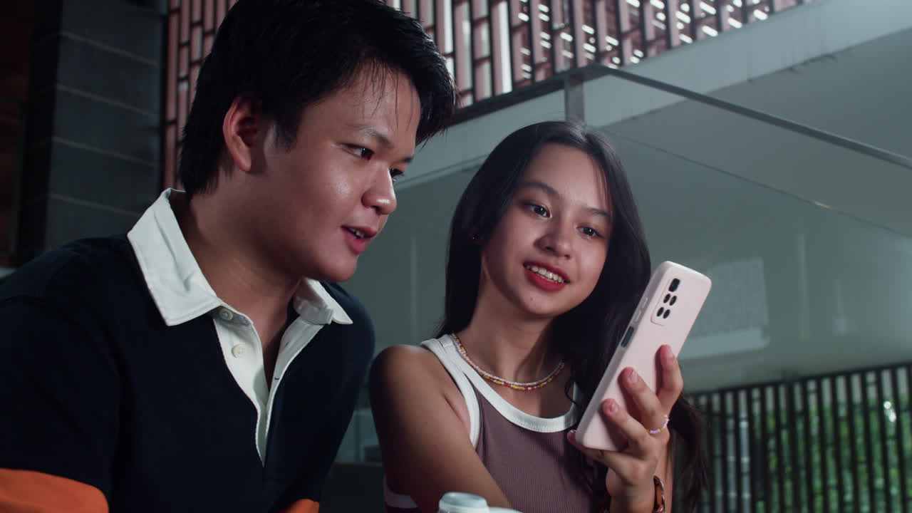 niño y niña riendo juntos.