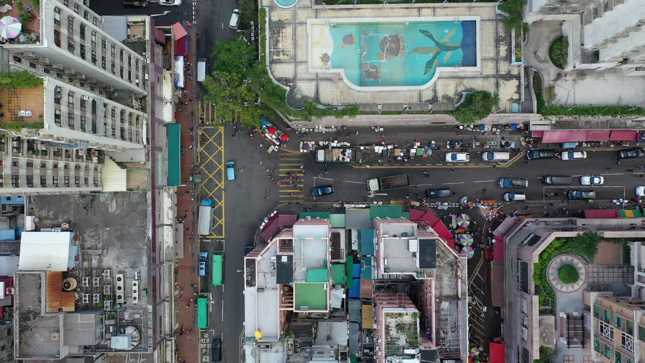 홍콩의 번화한 거리를 횡단하는 보행자
