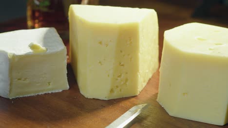 quesos en tabla de charcutería: pequeños cortes de cuchillo rebanada de queso brie