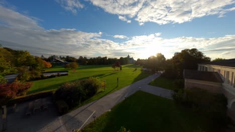 Toma-Aérea-Pacífica-Del-Jardín-Del-Palacio-De-Grafenegg-Al-Amanecer