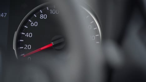 taquímetro de automóvil y puntero en movimiento, detalle del panel de instrumentos de automóvil de primer plano