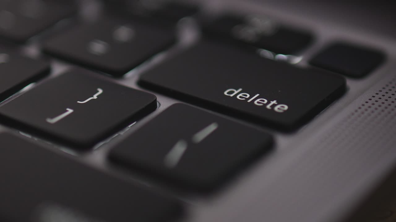 4k video en cámara lenta cerca del dedo haga clic en el botón de borrar.