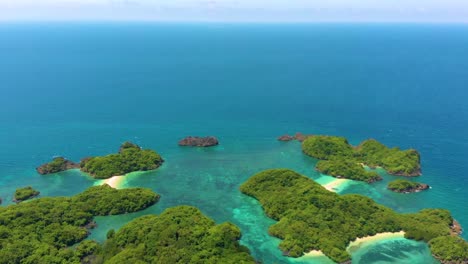 tiro aéreo de drones volando al lado de islotes con hermoso banco de arena en guimaras filipinas