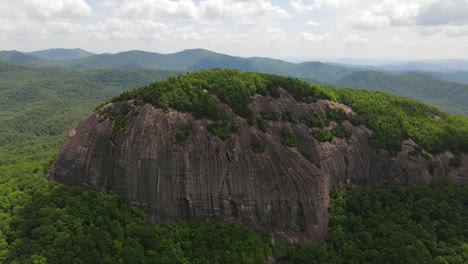 Eine-Ausgezeichnete-Luftaufnahme-Von-Schauglasfelsen-Im-Pisgah-Nationalforst,-Nordkarolina-1