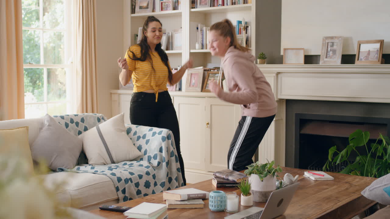 멋진 십대 소녀들이 집에서 춤을 추고 가장 친한 친구들이 재미를 즐기고  ⁇ 키 댄스 동작을 즐기고 주말에 집에서 4k를 축하합니다.