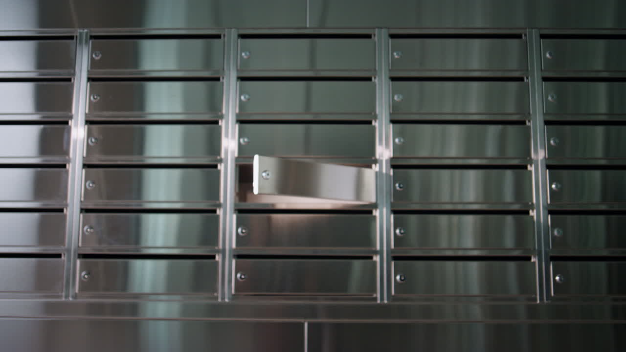 클로즈업 강철 메일 로커와 개방 상자. 건물에서 편지 배달