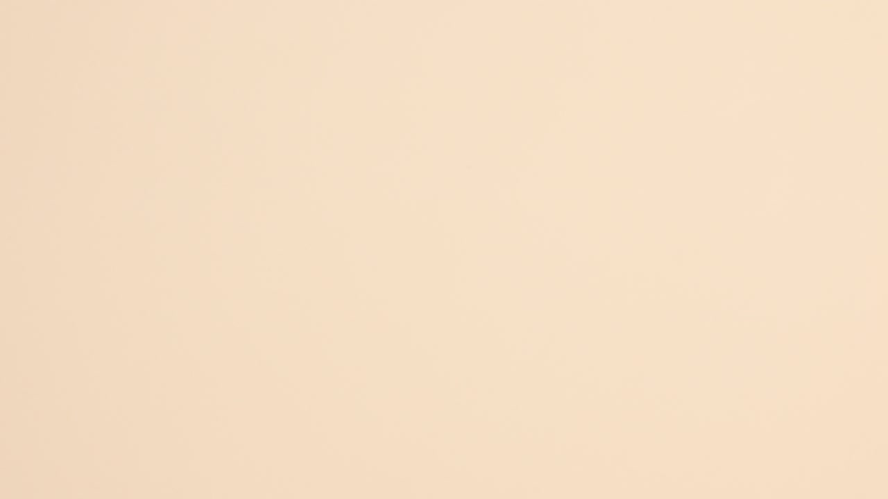 libros antiguos de tapa dura ordenando en fondo beige.