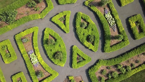 Quick-drone-landing-in-direct-center-of-symmetrical-green-park-in-summer