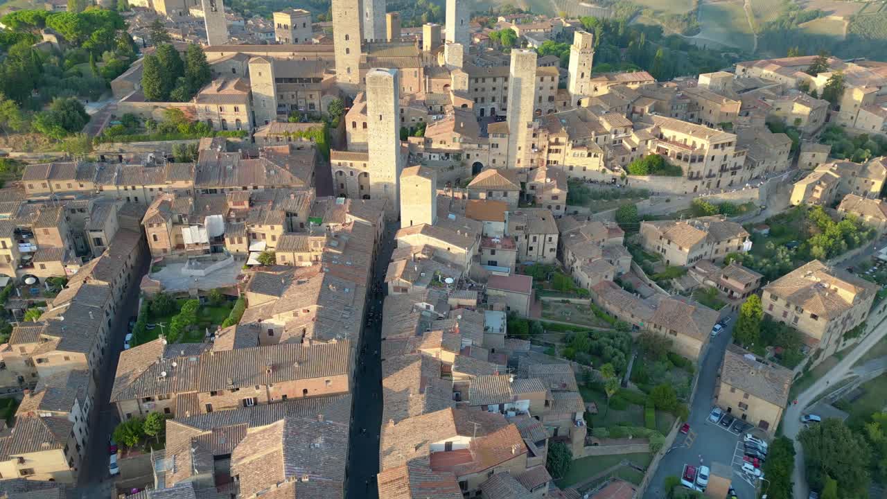 roofmagic vista aérea de arriba vuelo san gimignano medieval ciudad torre de la colina toscana italia