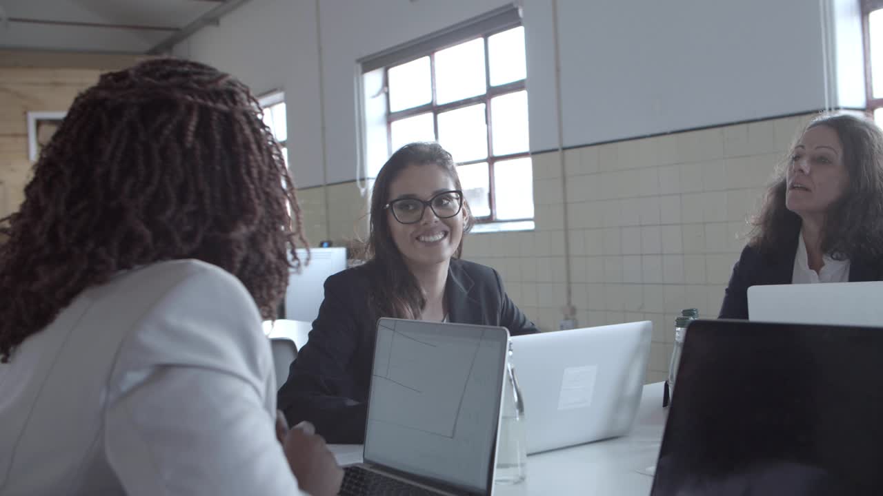 mujeres de negocios profesionales discutiendo el trabajo durante la reunión