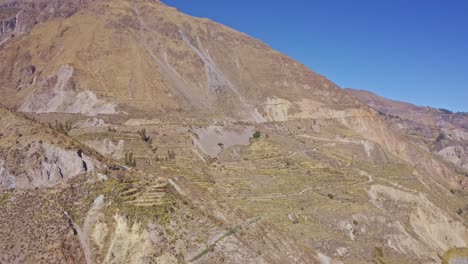 toma aerea del distrito de maca, tunel de peña blanca, ruta del valle del colca