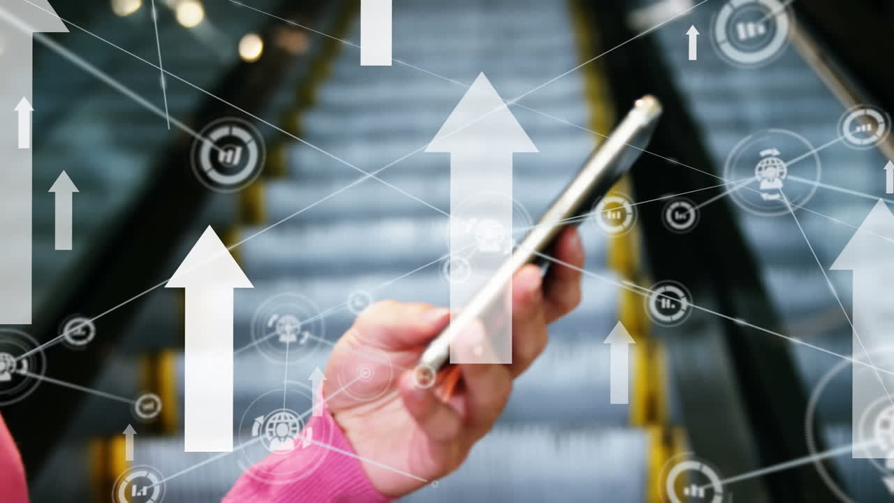 red de iconos digitales y flechas que se mueven hacia arriba contra la sección media de la mujer que usa un teléfono inteligente