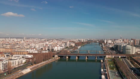 Toma-Aérea-De-La-Seine-En-Francia,-Con-Pequeño-Puente