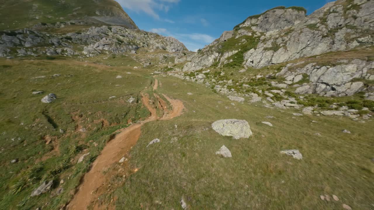 volando sobre la cima de la montaña, disparo de drone fpv