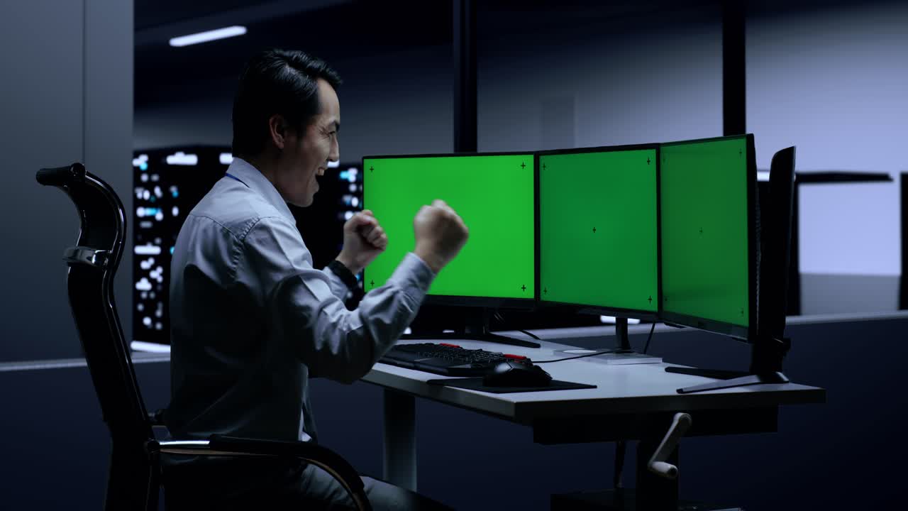 empleado exitoso celebrando en la sala de servidores