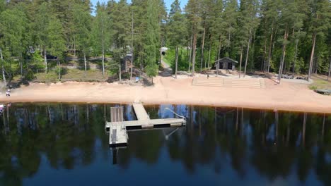 Toma-Aérea-De-La-Playa-Y-El-Bosque-En-Isaberg-Mountain-Resort-En-Suecia