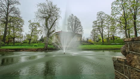 fuente de agua en un parque - deslizamiento, lapso de tiempo de retroceso ascendente