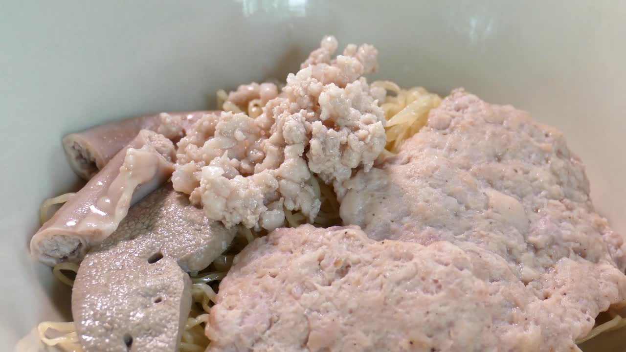 계란 국수, 다진 돼지고기 케이크, 돼지 간 및 창자, 콩나물, 향신료, 접지 땅콩이 들어 있는 태국식 똠얌꿍 국수는 태국에서 가장 좋아하는 길거리 음식 중 하나입니다.