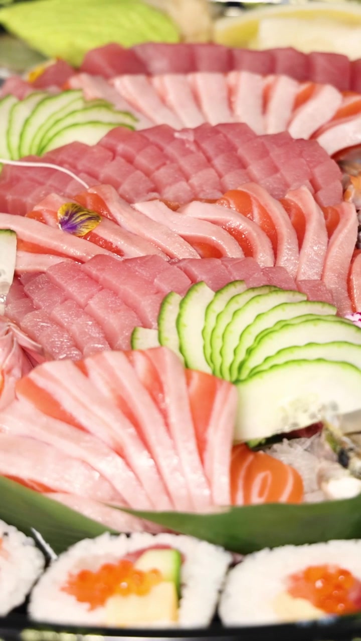 Sushi assortito esposto su un piatto girevole