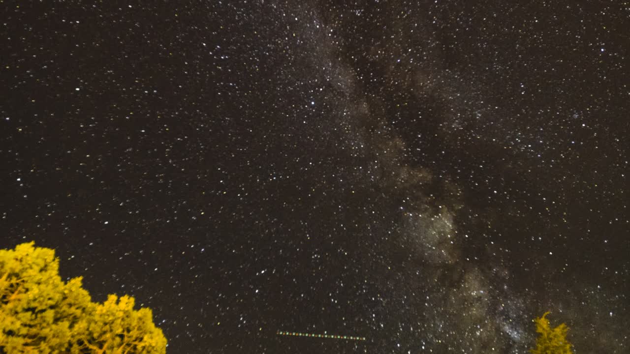 lapso de tiempo de la vía láctea con estrellas fugaces y satélites pasando en sedona, arizona
