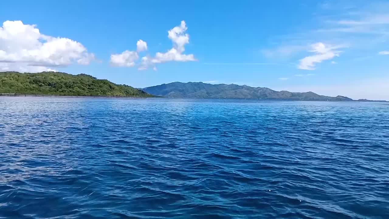 자연 배경으로 바다의 느린 움직임
