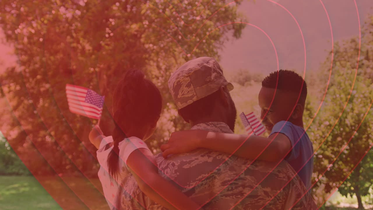animación de corazones en la espalda de un soldado afroamericano padre sosteniendo a los niños con banderas de ee.uu.