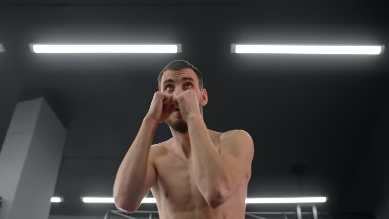 체육관에서 남자 권투 훈련