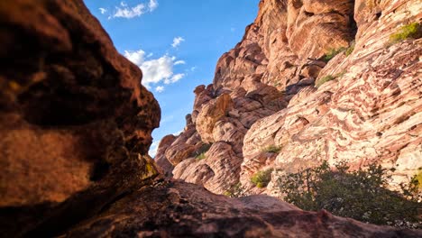 nubes detrás de las rocas rojas de nevada