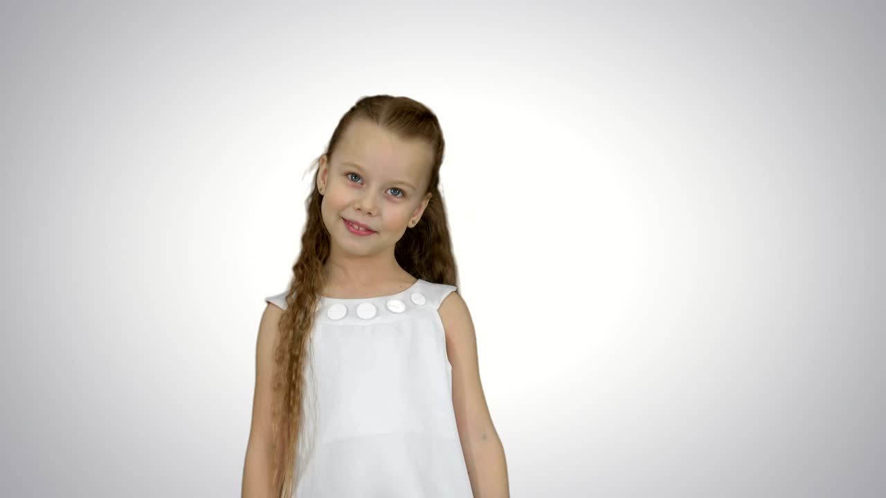 una hermosa niña posando para una cámara sobre un fondo blanco