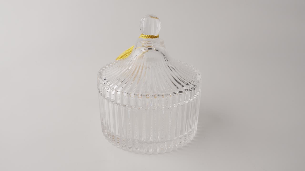 색 표면에 있는 은 유리 항아리