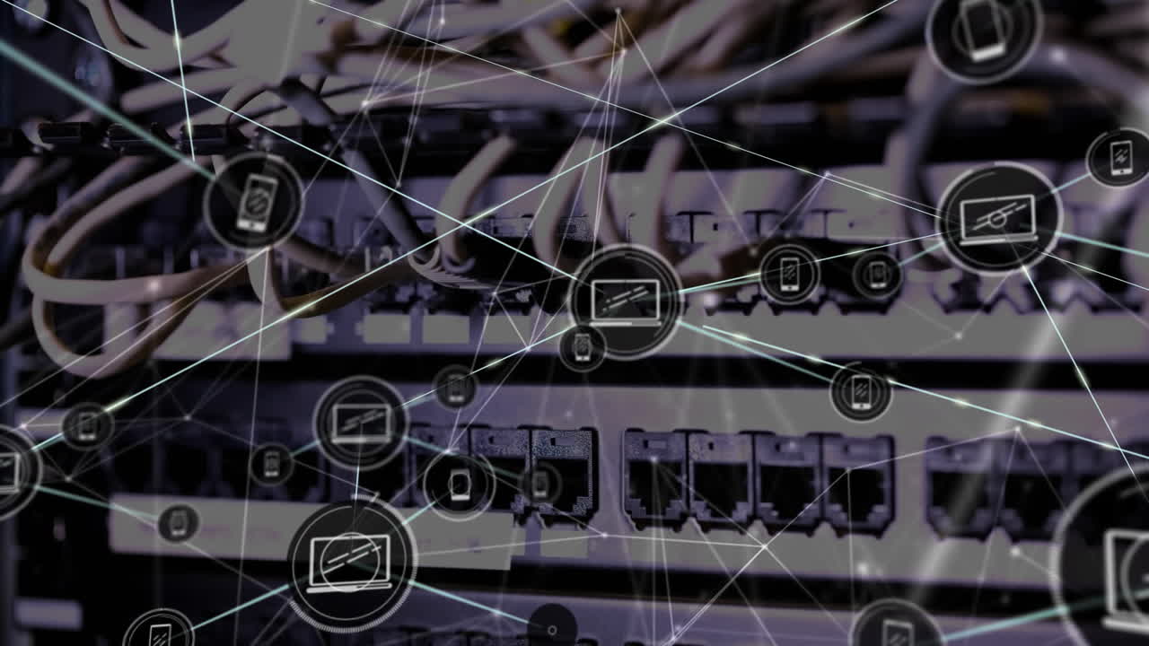 서버 머신의 뒷 패널에 부착된 와이어를 통해 연결된 아이콘과 점의 애니메이션