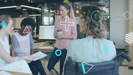animación de marcadores digitales e íconos sobre diversas personas de negocios en la oficina