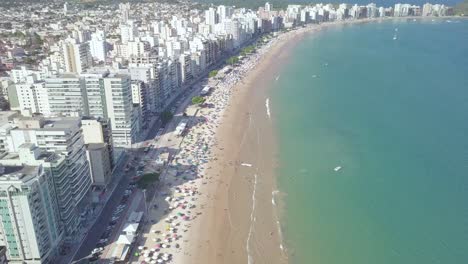 tomada aérea de la playa do morro, guarapari, espirito santo en el carnaval