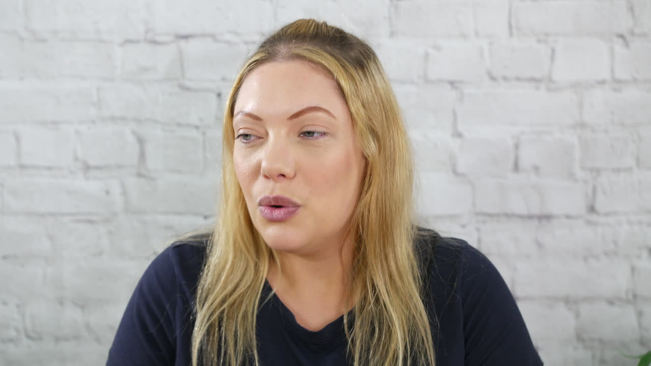 aliviada caliente y molesta estresada mujer rubia limpiándose la frente con alivio