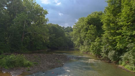 Rocky-River-Drohnenaufnahmen-In-Geringer-Höhe