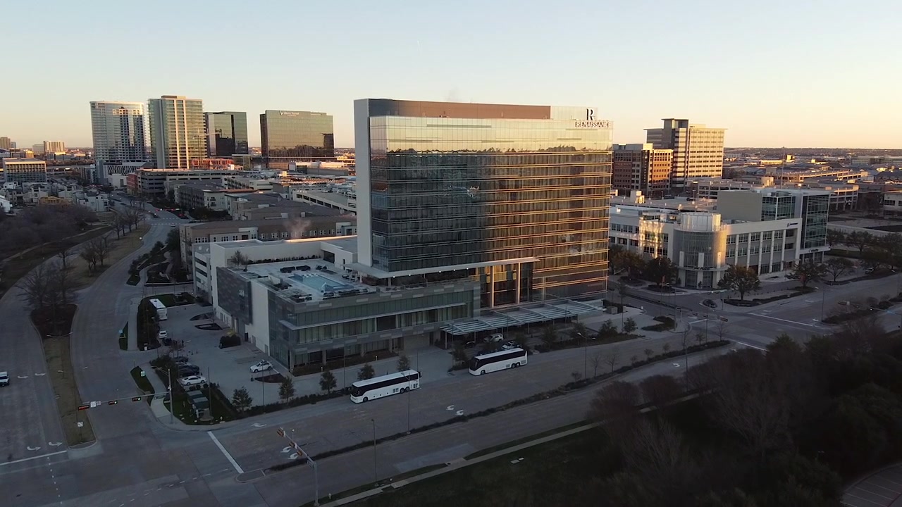Ripresa dinamica con drone del Renaissance Hotel all'alba a Plano, TX