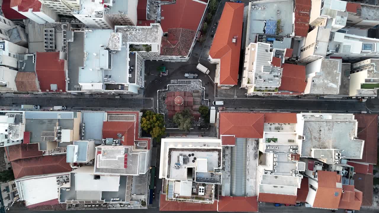 Perspectiva aérea de cima para baixo mostrando os padrões geométricos de telhados e ruas em Atenas, Grécia. Uma imagem detalhada de drone do denso tecido urbano da capital grega.